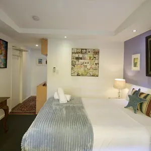 3* Resort Hideaway Noosa Men Only